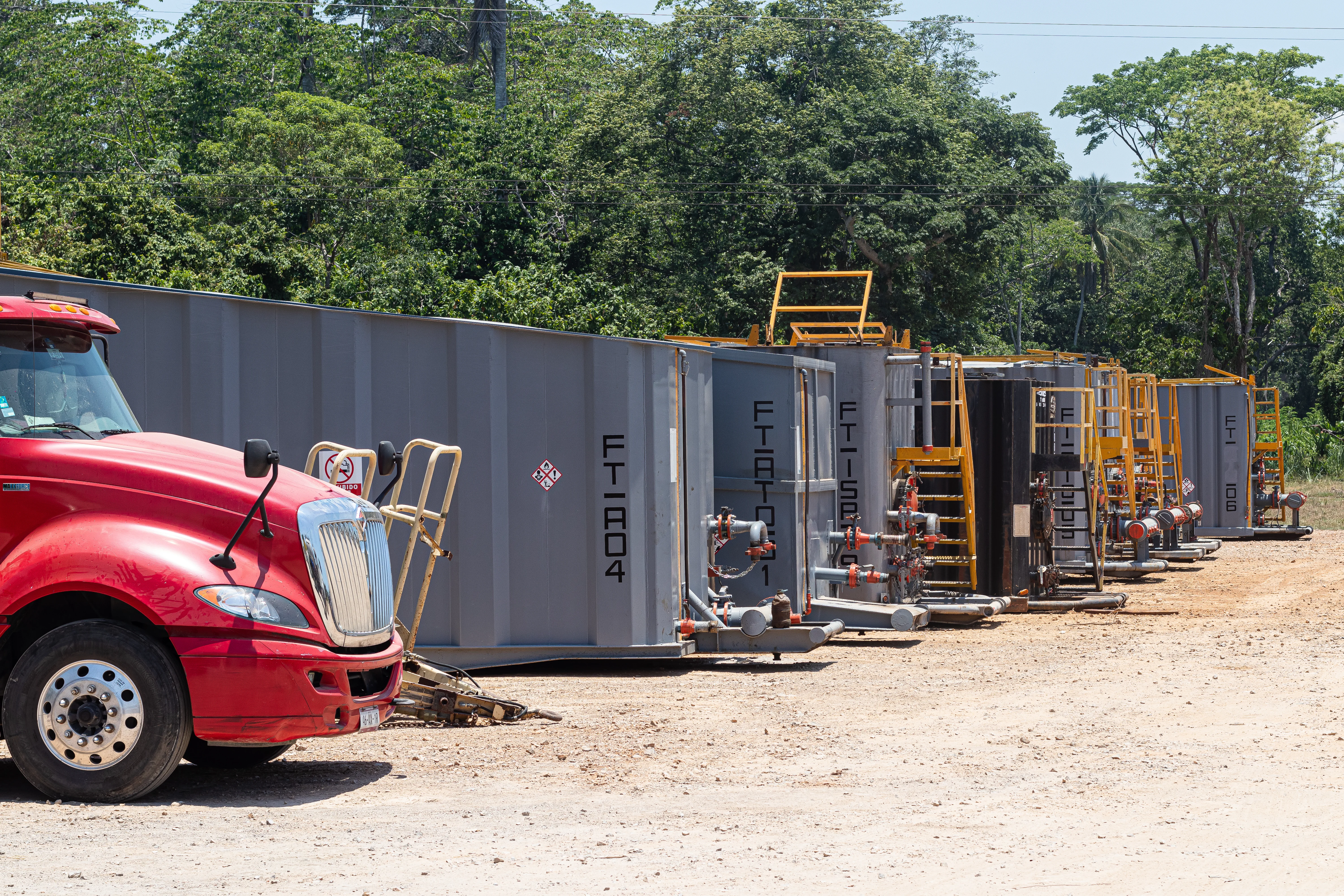 Frac tanks en campo petrolero de DAVCI Oil Services